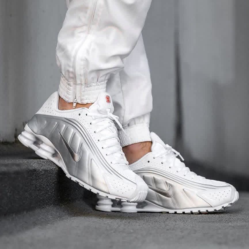 Nike Shox R4 "White Metallic Platinum Barely Grape"